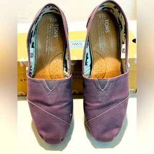 Tom’s slip on flats